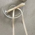 Dettaglio dell'elegante fiocco in raso color crema con lunghi nastri fluidi - Fiocco con Nastro (G4.2) / Clip a molla / Beige