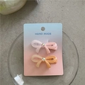 Detalle de dos pinzas para el pelo con lazo de resina de colores y cristal central - Rosa Naranja (B2.4)