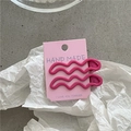 Dettaglio di fermagli per capelli ondulati rosa opachi su cartoncino e carta testurizzata - Rosa Rosso