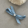 Détail de la pince à cheveux nœud en denim bleu clair avec un cœur métallique argenté - Pince Bec de Canard Denim Clair Vintage / Bleu Clair (Nœud Cœur)