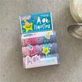 Vue détaillée d'élastiques à cheveux colorés pour bébés dans une boîte en plastique - Bleu Clair Étoile Jaune