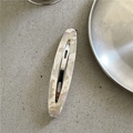 Dettaglio del fermaglio ovale in acetato con elegante trama marmorizzata color crema - Clip a Scatto Foglia di Salice / Viola Bianco