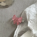 Dettaglio del fermaglio per capelli a fiocco in resina rosa con clip in metallo - Fermaglio Rosa