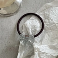 Dettaglio di un elastico per capelli coreano con fiocco in acrilico testurizzato e fascia - Corda per capelli argento