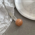 Nahaufnahme der Harzperle mit Marmormuster auf silberner Metall-Haarspange - Orange Marmorperle Entenschnabelspange