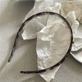 Detalle de diadema de carey con dientes antideslizantes y decoración de metal dorado - Diadema con Cuentas Doradas / Leopardo Blanco