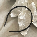 Detalle de diadema negra antideslizante con dientes finos y adorno de metal dorado - Diadema con Cuentas Doradas / Negro