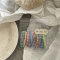 Detailansicht von vier bunten karierten Tropfen-Haarspangen in Klarsichtverpackung - Regenbogen Karomuster