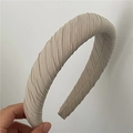 Détail du serre-tête en tissu plissé champagne montrant la texture épaisse et le matériau - Kaki