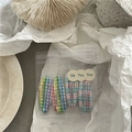 Détail de 4 barrettes BB à carreaux en tissu dans une pochette de rangement en PVC - Mélange Écossais Coloré