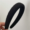 Gros plan du serre-tête en tissu plissé noir avec design épais pour volume de cheveux - Noir