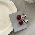Detalle de pinzas para el cabello con lunares negros y perlas rojas en tarjeta de venta - Par de Clips de Perla Artificial Roja (Lunares Ovalados)