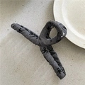 Dettaglio del fermaglio per capelli in denim grigio con ricamo a fiocchi neri - Clip per Capelli (Stampa a Fiocco) / Grigio