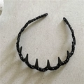 Detalle de diadema negra con lunares y siete puntas triangulares negras mate - Puntos blancos y negros