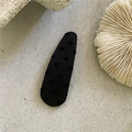 Dettaglio del fermaglio per capelli in tessuto jacquard nero con motivo a cuore - Goccia Lunga Cuore Nero