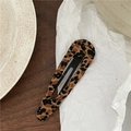 Dettaglio del fermaglio per capelli in tessuto leopardato che mostra texture e stile retro - Clip BB Leopardata a Goccia