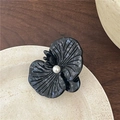 Dettaglio molletta per capelli a forma di orchidea in acetato marmorizzato nero e perla - Nero viola