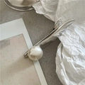 Detail einer silbernen Haarspange mit großer Kunstperle auf minimalistischem Hintergrund - Silber (Weiße Perle)