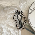 Primo piano di fermaglio per capelli leopardato con bordi in tessuto e clip BB nera - Bianco Sporco Nuvola (Stampa Leopardata)