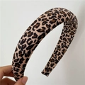 Close-up of leopard print padded headband with soft vintage fabric texture details - Medium Version / Khaki Leopard