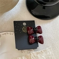 Dettaglio di fermagli a fiocco bordeaux con perle nere su base fatta a mano - Paio di clip / Borgogna