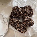 Dettaglio dell'elastico per capelli con stampa leopardata e morbide pieghe su bianco - Stampa Leopardata Larga
