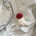 Dettaglio molletta per capelli a fungo rosso con pois neri su base color crema - Bianco (Sfera Rossa)