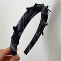 Dettaglio del cerchietto spesso a scacchi con fiocchi neri in seta dallo stile vintage - Nero