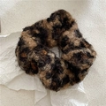 Dettaglio ravvicinato dell'elastico in peluche leopardato con morbida pelliccia riccia - Caffè (Elastico)