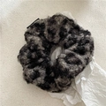 Détail d'un chouchou en fausse fourrure pelucheuse noir et gris sur fond de papier blanc - Gris (Chouchou)