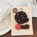 Detail von Wollfilz-Donut und rotem Haarclip-Set auf einer Schmuck-Präsentationskarte - Donut (Paar)