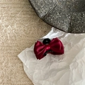 Detailaufnahme der dunkelroten Satin-Schleifen-Haarklammer mit eleganter Textur - Burgunderrot