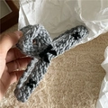 Dettaglio della molletta per capelli in maglia grigia con fiocchi neri e denti in acrilico - Molla Incrociata Fiocco / Grigio