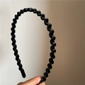 Primer plano de la diadema negra ondulada de plástico brillante para un peinado diario sencillo - Negro