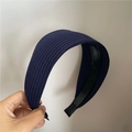 Detail of wide ribbed fabric headband in navy blue with anti-slip inner teeth - Navy Blue