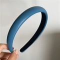 Detalle de diadema de cuero PU azul oscuro con textura gruesa y forro interior antideslizante - Azul