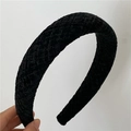 Detalle de la textura de tela de tweed negra en una diadema acolchada gruesa de invierno - Negro