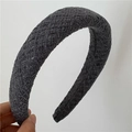 Primer plano de diadema gruesa de lana gris oscuro con detalle de textura tejida - Gris