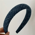 Vista macro de diadema de lana azul marino gruesa con tejido de tela de tweed texturizada - Azul Pavo Real
