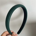 Detalle de diadema acolchada verde oscuro con textura de cuero granulado vintage - Verde Oscuro