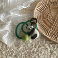 Handgefertigter Haargummi aus Wollfilz mit Panda und grünem Bommel in Verpackung - Panda Stil / Panda Haargummi