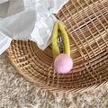 Detalle de la horquilla de fieltro de lana hecha a mano con aro amarillo y pompón rosa - Clip Amarillo Claro (Bola Rosa)
