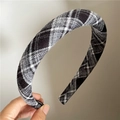 Détail du serre-tête rembourré à carreaux avec un tissu classique noir et blanc élégant - Serre-Tête à Carreaux Noir