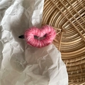 Détail d'une pince à cheveux cœur en laine rose et blanche faite main avec clip métallique - Rose