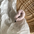 Détail d'une pince à cheveux cœur en peluche rose avec texture mohair sur tapis - Rose Clair