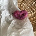 Détail d'une pince à cheveux en forme de cœur avec des fibres de laine rose et violet - Rose Violet