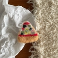 Nahaufnahme einer handgefertigten Wollfilz-Pizza-Haarklammer mit weicher Textur - Khaki Pizza