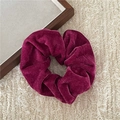 Detalle de un coletero de terciopelo rojo rosa con textura suave y diseño de tela elástica - Rosa Roja