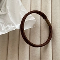 Détail d'un élastique à cheveux léopard avec fermoir marron et motif élégant en gros plan - Imprimé léopard