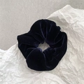 Détail d'un chouchou en velours bleu foncé montrant des plis et une texture moelleuse - Bleu Marine